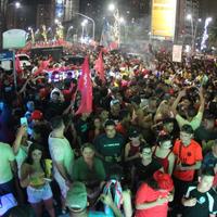 Uma multidão tomou os dois lados da Doca e transversais da avenida, com bandeiras e camisas alusivas ao Partido dos Trabalhadores.