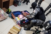 Policiais fizeram vistoria na mala da suspeita e encontraram os entorpecentes