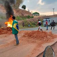 Homens acompanham caçamba despejar barro para bloqueio da pista em Novo Repartimento, no sudoeste do Pará