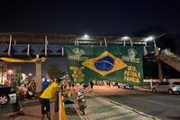 Uma enorme bandeira do Brasil foi hasteada na passarela que fica em frente ao batalhão, com palavras de ordem relacionadas ao atual presidente