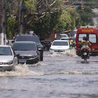 Na travessa Quintino Bocaiúva com a rua dos Timbiras, a enchente na pista exigia cautela de motoristas, pedestres e ciclistas