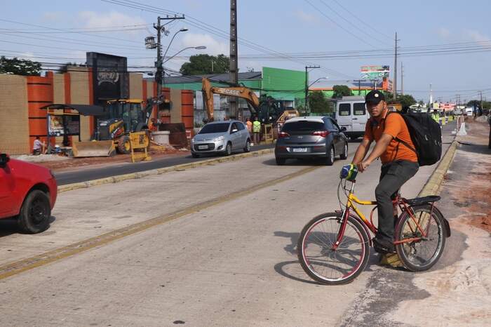 Ciclistas como Adriano reclamam da falta de sinalização, segurança e presença de agentes de trânsito