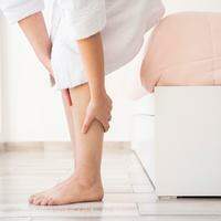 Dor e cansaço nas pernas são alguns sintomas das varizes