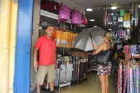 A temporada de chuvas diárias está aquecendo a venda de sombrinhas e de guarda-chuvas no centro comercial de Belém