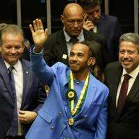 Lewis Hamilton recebe prêmio de cidadão honorário do Brasil