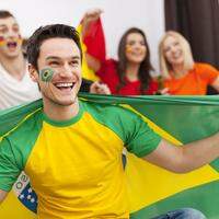 Bandeirinhas, vuvuzelas e buzinas podem trazer mais diversão para os jogos da seleção brasileira
