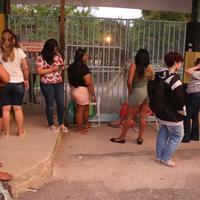 No bairro da Terma Firme, a espera de familiares, principalmente, mães, na frente da Escola de Aplicação da UFPA