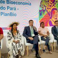 Governador Helder Barbalho lança o Plano de Bioeconomia do Pará ao lado de representantes de povos indígenas e remanescentes de quilombos do Pará, entre outras entidades
