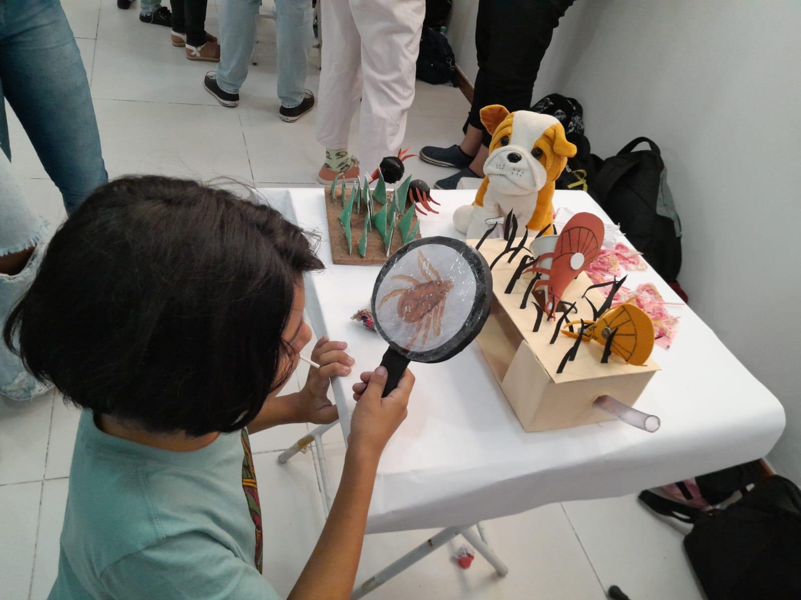 Estudantes da Terra Firme aprendem sobre circulação de carrapatos em Mostra Científica na Ufra