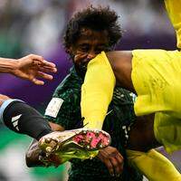 O goleiro Mohammed Al-Owais, da Arábia Saudita, atinge o rosto do companheiro Yasser Al-Shahrani, na Copa do Mundo 2022