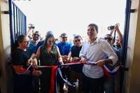 Governador descerra a fita inaugural, ao lado de autoridades públicas, na entrega da Escola Profª Ducilla, em Altamira