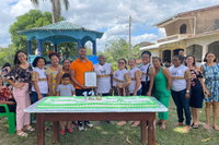 Bolo gigante para celebrar a vida na comunidade quilombola de Macapazinho