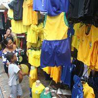 Venda de itens relacionados à seleção brasileira tomou conta do centro comercial de Belém