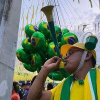 Festa barulhenta com a vitória da Seleção Brasileira na estreia contra a Sérvia