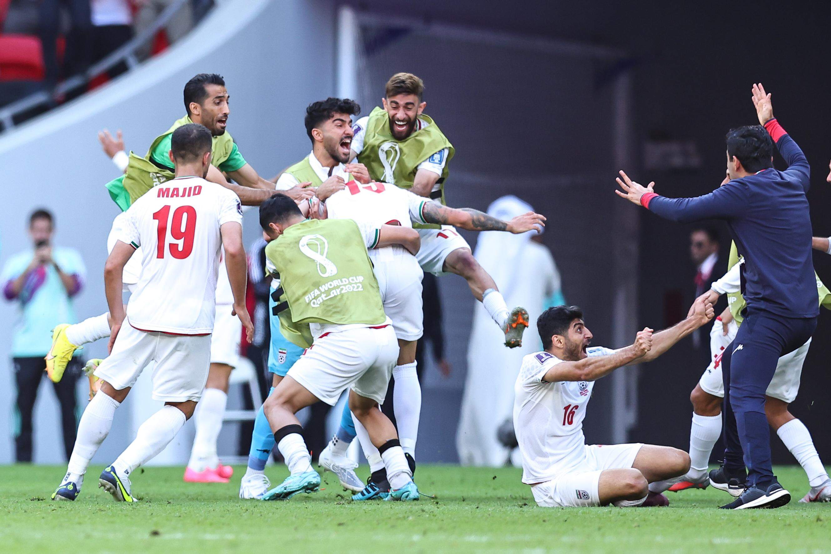 No apagar das luzes, Irã vence País de Gales e segue vivo na Copa do Mundo  - Lance!