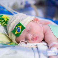 Com roupinhas e adereços temáticos qda seleção brasileira, a sessão de fotos dos bebês prematuros em atendimento na unidade foi realizada pela fotógrafa voluntária Núbia Suriane