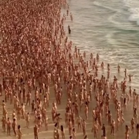 Pessoas ficaram nuas na praia em prol de campanha