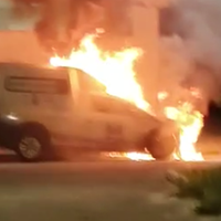 Ambulância consumida pelas chamas.