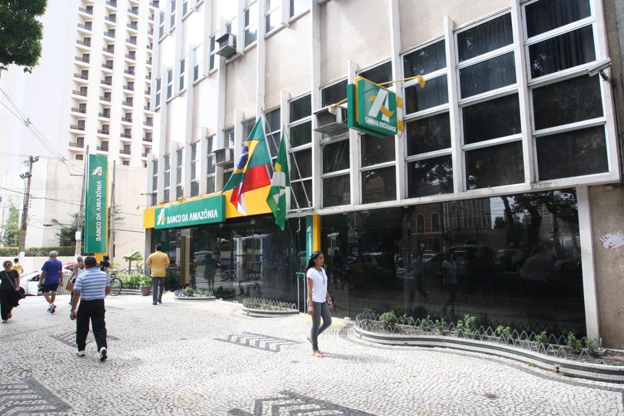 Basa criticado por licitação