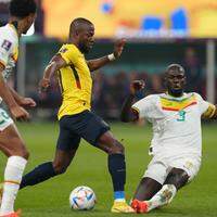Valencia, do Equador, em lance contra jogadores do Senegal, durante partida disputada no estádio Khalifa International