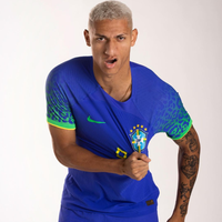 A edição da camisa para a Copa do Mundo no Catar, que faz parte da coleção “Garra Brasileira”, é produzida pela Nike e possui a estampa com detalhes verdes em uma estampa de onça nas mangas.