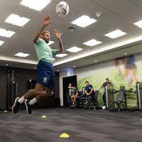 Neymar treina com bola depois de lesão