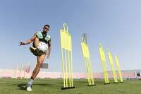 Danilo treina no estádio Grand Hamad, no Catar