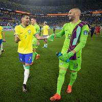 Weverton e Paquetá após a goleada do Brasil diante da Coreia do Sul na Copa do Mundo de 2022