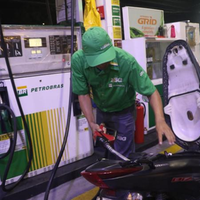 De acordo com a Petrobras, a gasolina passou de R$ 3,28 para R$ 3,08 por litro, uma redução de R$ 0,20