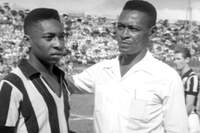 Dondinho (d) foi jogador de futebol e maior incentivador do filho Pelé (e) no esporte