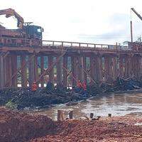 As obras começaram no dia seguinte ao acidente e agora o trabalho é remover os escombros do rio