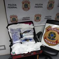 A Polícia Federal prendeu uma mulher com 14 quilos de skunk ao chegar ao Aeroporto Internacional de Belém, no início da manhã desta terça-feira (20). A droga estava em uma mala despachada - a única que a passageira trazia