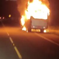Um ônibus pegou fogo na estrada para Mosqueiro; veículo foi consumido pelas chamas