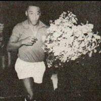 Amistoso do Santos contra o Remo, em 1965, fez Pelé vestir o manto azulino