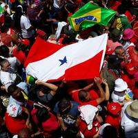 Apoiadores paraenses em Brasília usam vermelho e bandeira do Brasil
