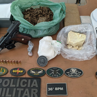Com o suspeito, a polícia apreendeu 257 gramas de crack, 364 de cocaína, 1,0118 quilos de maconha, além de uma arma de fogo, munições, balanças de precisão e carregador.