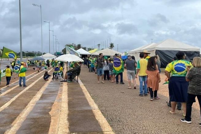 Após posse de Lula, apoiadores de Bolsonaro começam a deixar acampamento em Brasília; vídeo | Política | O Liberal