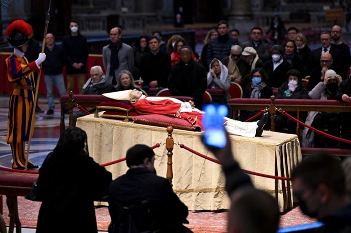 Papa Bento XVI é velado no Vaticano