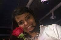 Núbia comemora com a rosa entregue por Roberto Carlos