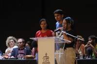 Os estudantes Tarsila Amora (ao microfone), Alan Nunes e Carla Karolina disseram que o "movimento estudantil não vai naturalizar a barbárie"