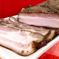 O bacon caseiro defumado pode ser temperado de diferentes formas, de acordo com o gosto do consumidor
