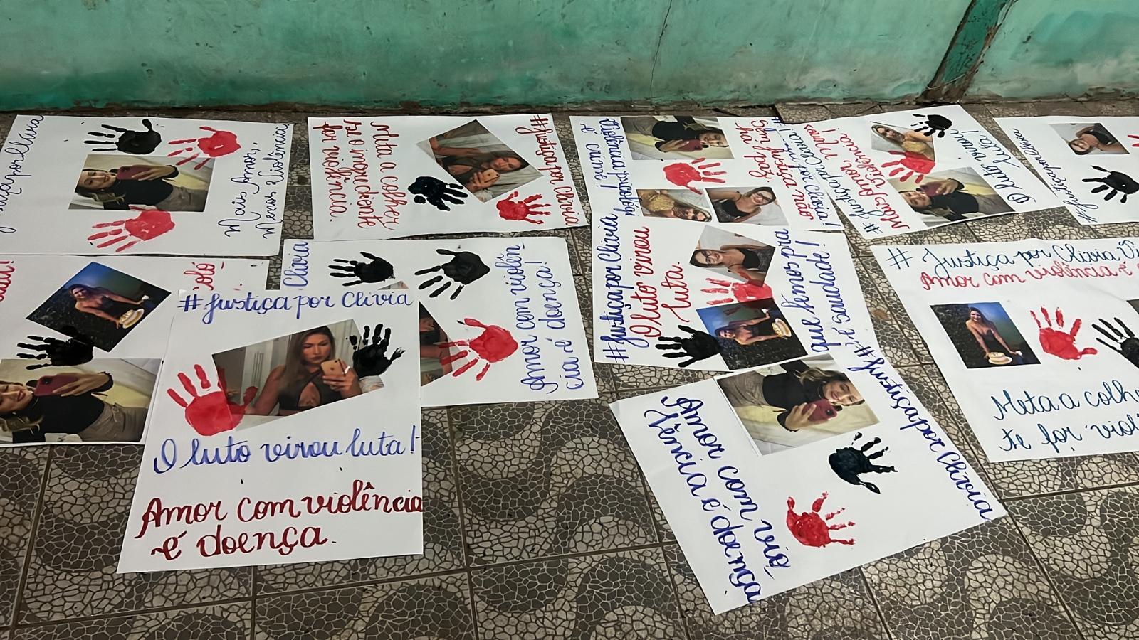 Familiares e amigos confeccionaram cartazes para a caminhada que pede justiça para a morte de Clívia Viana.