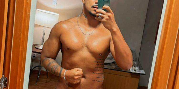 Xamã se descuida, acaba mostrando demais e parte íntima exposta em vídeo choca web: "Pelado" - Foto: Reprodução Xamã se descuida, acaba mostrando demais e parte íntima exposta em vídeo choca web: "Pelado"