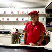 Sara  Giroldo, colombiana, veio para o Brasil e entrou no ramo da venda de hot dogs