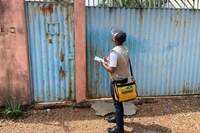 Agentes de saúde batem de porta em porta para orientar a população sobre os cuidados para combater o mosquito da dengue