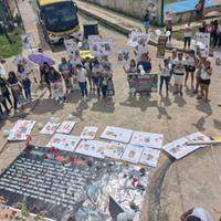 Durante a caminhada pelas ruas da cidade, para pedir respostas e esclarecimentos sobre a morte da jovem, dezenas de pessoas participaram da caminhada, seguraram cartazes e faixas pedindo justiça por Clivia