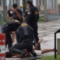 Thiago relata que foi agredido e teve o pescoço esmagado pelo joelho de um dos guardas