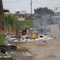 Nas proximidades do Canal São Joaquim, o descarte incorreto e a falta de regularidade na coleta causam acúmulo de lixo