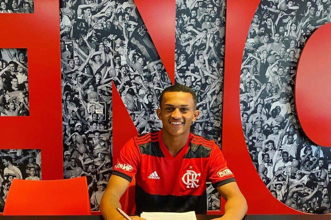 Do Flamengo para o Barcelona: lateral de apenas 19 anos está na mira do  clube catalão, Futebol