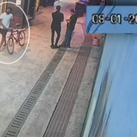 Imagens de câmeras de segurança obtidas pela polícia mostram o jornalista paraense caminhando ao lado da bicicleta, por volta das 1h20 daquele dia 8.